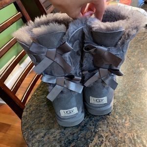 Size 8 Bailey Bow Uggs